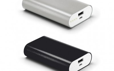 Bateria portátil. Alumínio. Bateria de lítio. 4400 mAh e 5200 mAh. Incluso cabo USB/micro-USB para carregar a bateria.