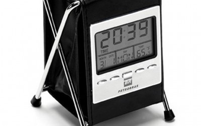 Relógio Digital com Porta Canetas. Tam.: 14 x 8 cm.