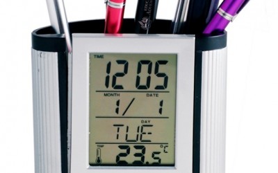 Relógio Digital com Porta Canetas. Tam.: 11,8 x 10,5 x 5,3 cm.