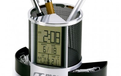 Relógio Digital com Porta Canetas e Clips. Tam.: 11 x 8,5 x 8,5 cm.
