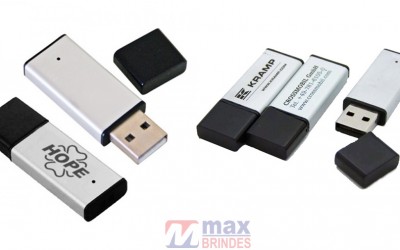 Mini Pen Drive de 4 GB ou 8 GB.